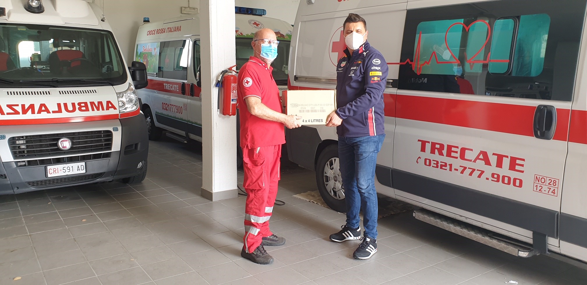 Prossima tappa è il Comitato della Croce Rossa di Trecate che riceve i lubrificanti Mobil DelvacTM per la manutenzione dei suoi mezzi di soccorso