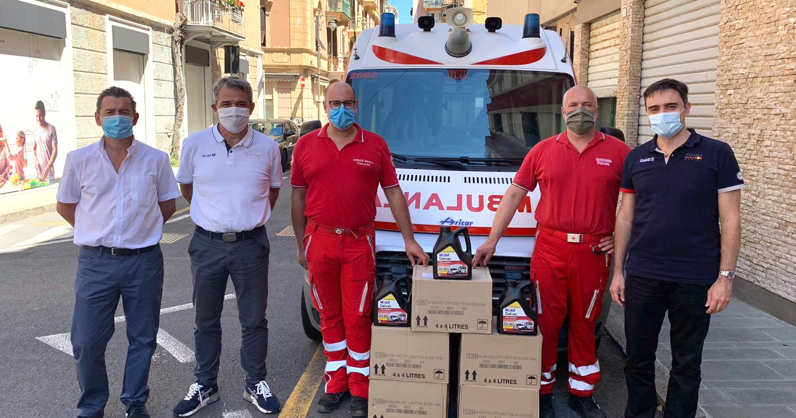 Giovanni Lucrezi e Roberto Fracassi, manager di Esso Italiana, completano la donazione dei lubrificanti Mobil DelvacTM con la consegna alla Croce Rossa di Vado Ligure 