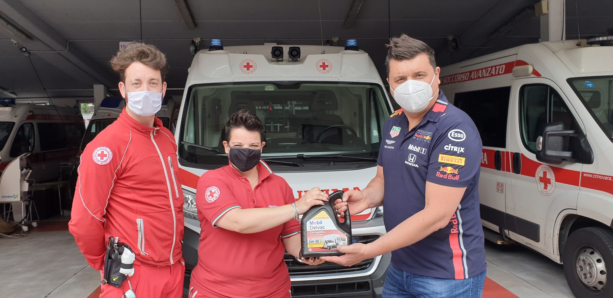 Nelsa, uno degli Authorized MobilTM Distributor che ha collaborato alla donazione dei lubrificanti Mobil DelvacTM, effettua la consegna al Comitato di Novara della Croce Rossa Italiana