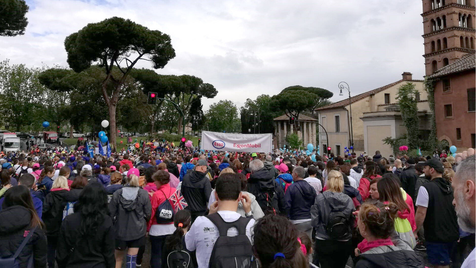Image Foto— Un'immagine della Race for the Cure 2019 della Komen a Roma, sostenuta dalla Esso Italiana e cui abbiamo partecipato con una squadra di dipendenti e affiliati.