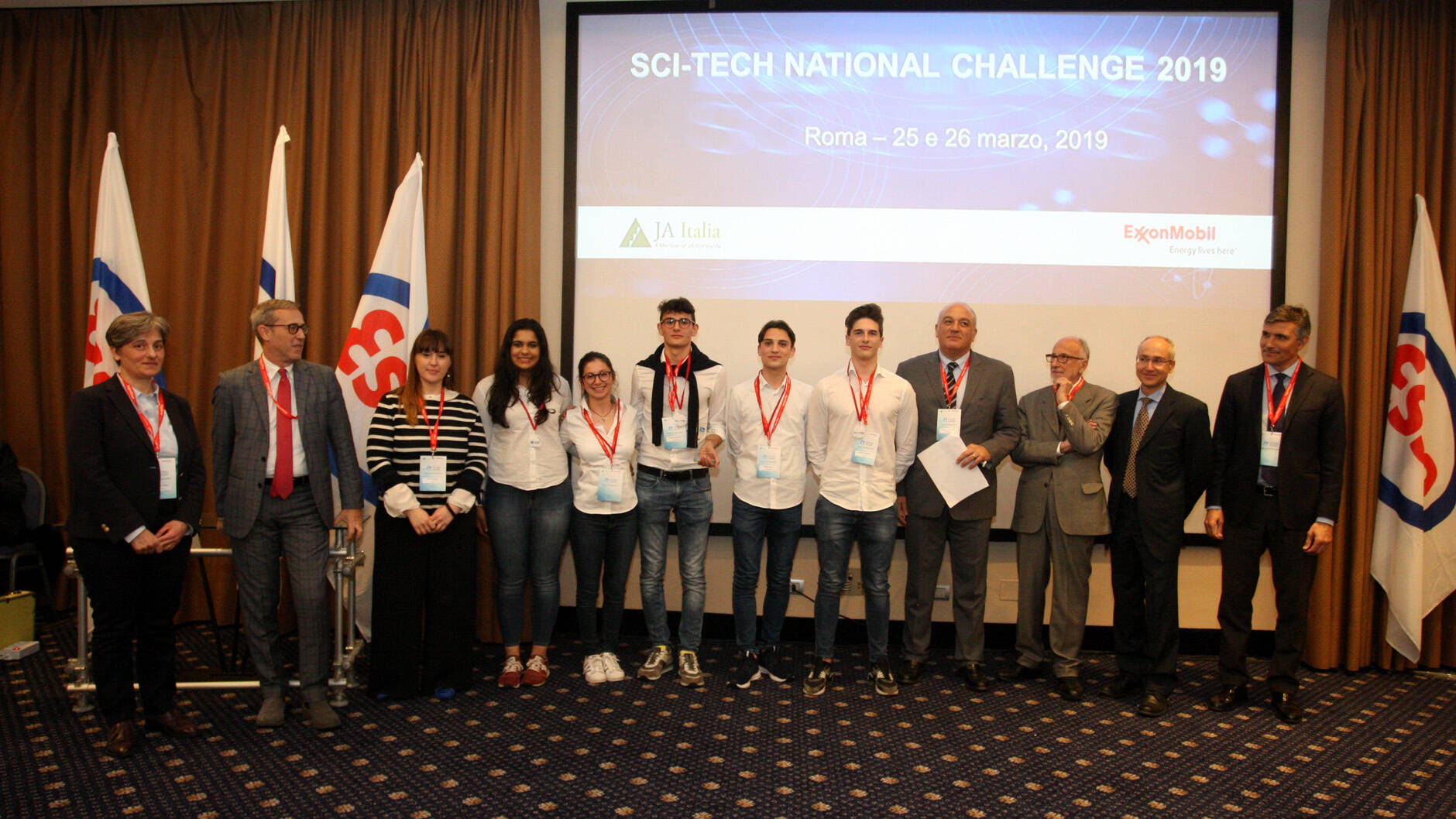Image Foto — Il team vincitore del Liceo Scientifico Antonelli di Novara con la professoressa e la Giuria