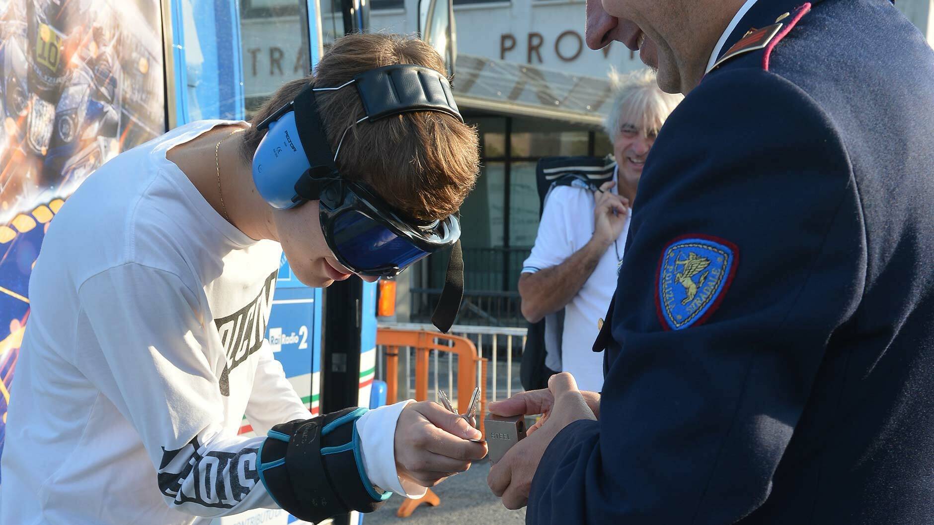 Uno studente valuta i propri riflessi indossando dispositivi che simulano situazioni di ridotta sicurezza messi a disposizione dalla Polizia Stradale
